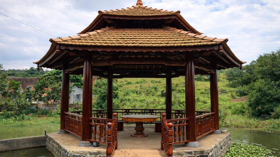 Nhà chòi gỗ lục giác bên hồ nước