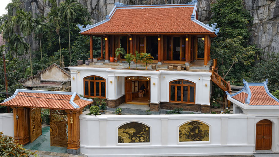 Nhà gỗ 3 gian trên tầng 2 có sân vườn