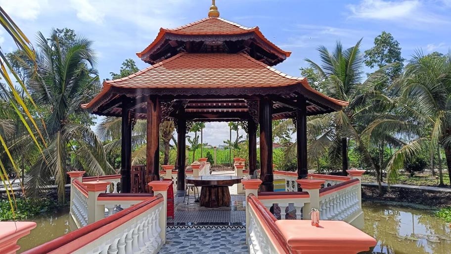 Nhà gỗ lục giác trong villa