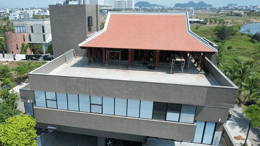 Nhà gỗ mái ngói trên sân thượng