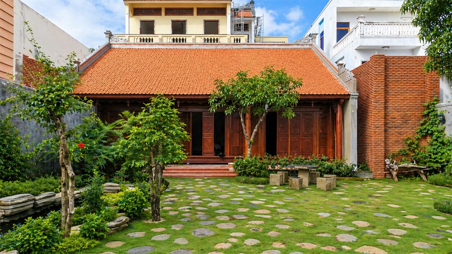 Nhà gỗ đơn sơ có sân vườn