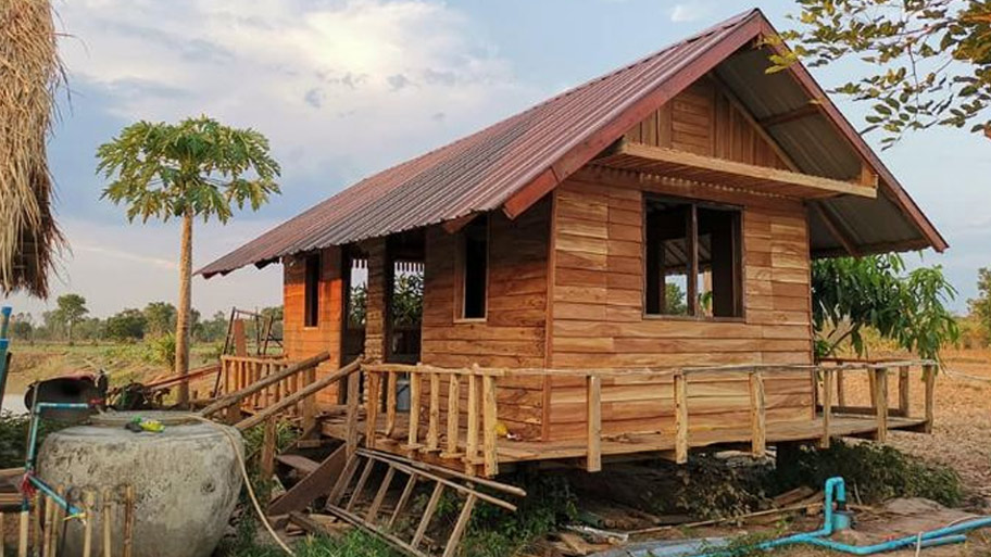 Nhà gỗ đơn sơ ở quê